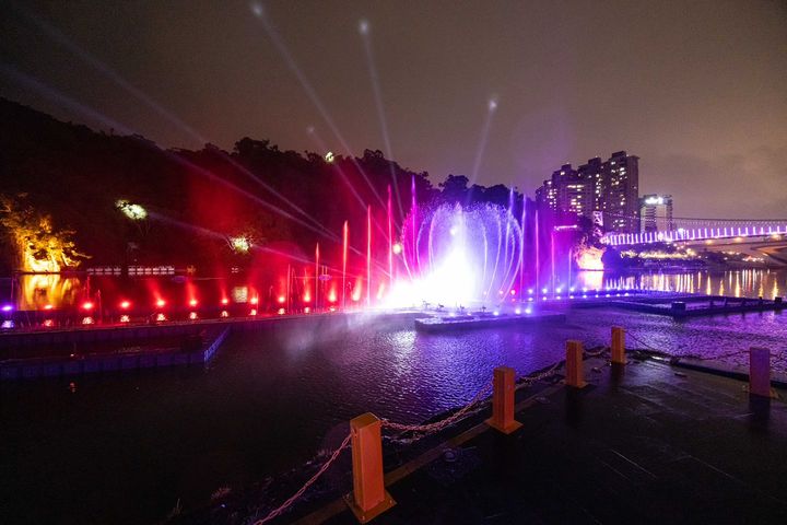 ▲水舞展演自每日18時30分起，每半小時一場，六場演出精采不間斷，搭配節奏感十足的音樂與水柱變化，成為夏夜碧潭最吸睛的節目。　圖：新北市政府觀光旅遊局／提供