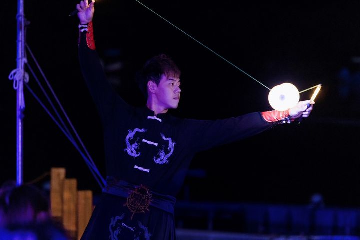 ▲「鈴極限表演團」帶來炫目的夜光扯鈴演出，結合光影與極限特技為碧潭水舞季揭開精彩序幕。　圖：新北市政府觀光旅遊局／提供