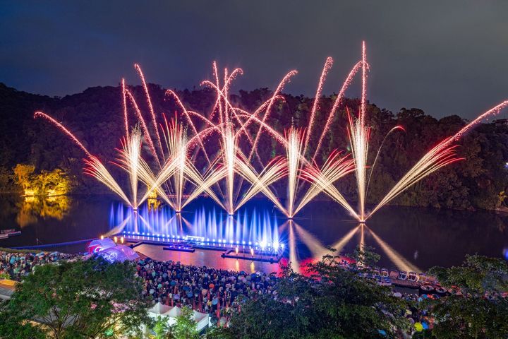 05/24開幕之夜，首場300秒煙火在碧潭水面絢麗綻放，為水舞活動添上最夢幻的高潮場面。　圖：新北市政府觀光旅遊局／提供