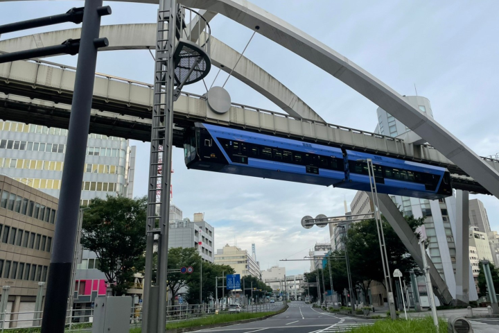 千葉都市單軌電車，懸掛式單軌電車充滿科幻感。　圖：向日遊顧問有限公司／提供