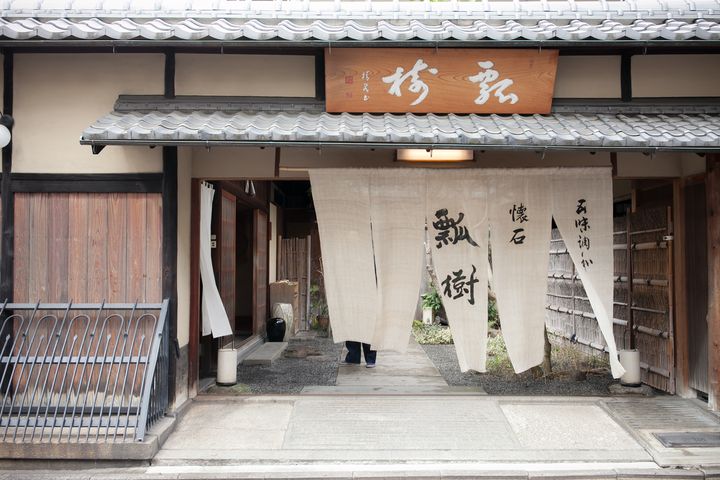▲「MOGANA 飯店」融合極簡黑白設計與日式細節，提供旅人深度又療癒的住宿體驗。　圖：樂天旅遊／來源