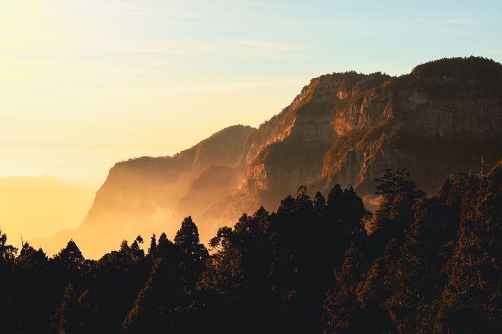 ▲阿里山賓館7樓景觀台眺望大塔山夕陽美景。　圖：阿里山賓館／提供