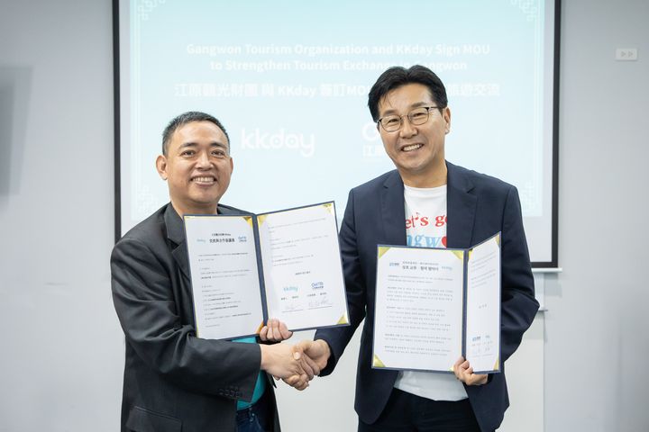▲（左）KKday 創辦人暨執行長陳明明、江原觀光財團社長崔成炫，攜手簽署 MOU 拓展韓國一日遊專屬團版圖。　圖：KKday／提供