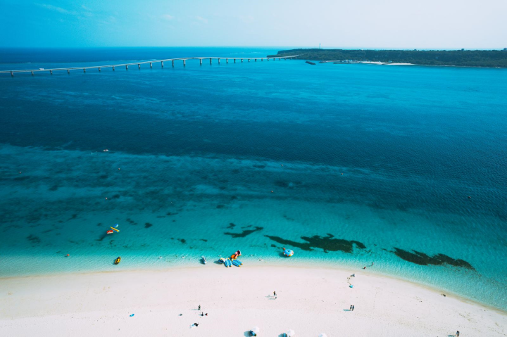  ▲那霸前濱海灘的海水清澈到可以看見水下細沙。　圖：ぱくたそ／提供