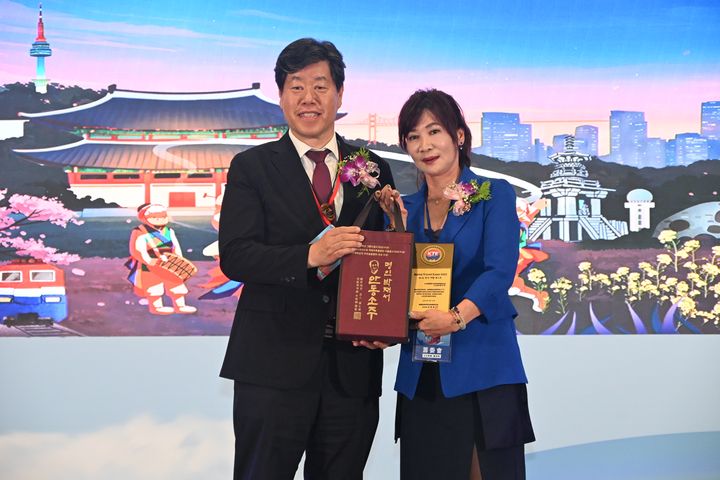 ▲韓國旅遊博覽會組委會主任委員金意承（左）致贈紀念品給予TTE台北國際觀光博覽會籌備委員會主委暨台北市旅行公會理事長駱炫宏。 記者-王政／攝