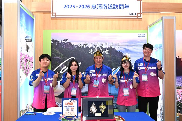 ▲忠清南道旅遊振興課旅遊營銷組組長金在鎮（中）與團隊合影。 記者-王政／攝