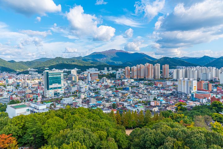 ▲城市融合歷史、藝文等多種元素，吸引眾多旅客到訪。　圖：shutterstock／來源