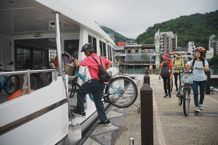 ▲車友冒雨環湖再改搭電動船遊湖，直呼低碳載具結合旅遊超好玩。　圖：日月潭國家風景區管理處／提供