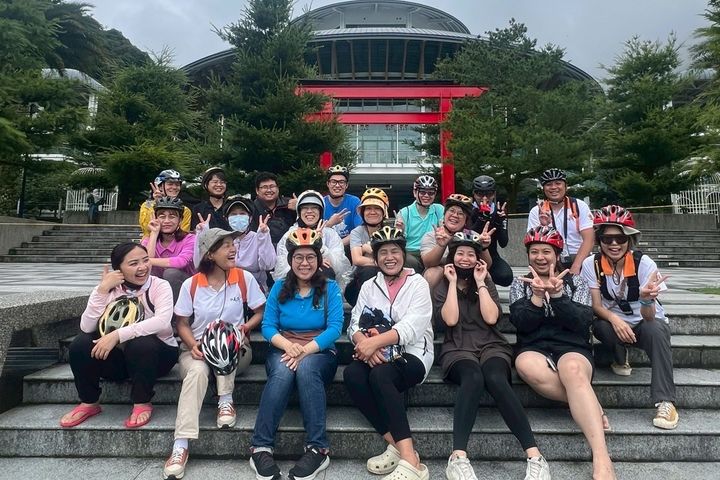 ▲在專業自行車領騎人員帶領及解說下，邊騎邊遊玩多個日月潭景點。　圖：日月潭國家風景區管理處／提供