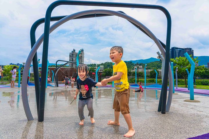 ▲星際水樂園讓汐止區小朋友清涼一夏。　圖：新北市政府水利局／提供
