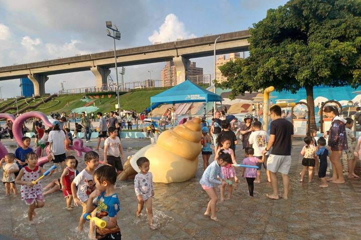 ▲海世界水樂園每年總是吸引大批玩水民眾。　圖：新北市政府水利局／提供