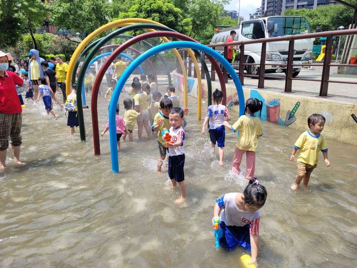 ▲新莊塭仔底濕地公園戲水池彩虹噴水隧道帶給小朋友們戲水的樂趣。　圖：新北市政府水利局／提供