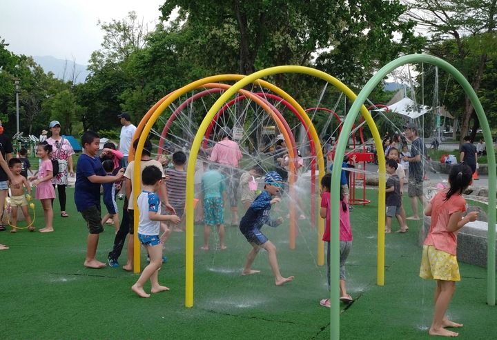 ▲陽光遊戲場水樂園，讓小朋友開心玩水。　圖：新北市政府水利局／提供
