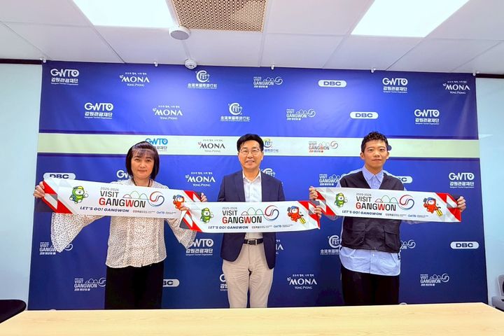 ▲（左起）⾦遠東國際旅⾏社財務⾧邱夢霞、韓國江原觀光公社代表崔成賢、Double Black Crew（DBC）CEO 韓⽅凱。　圖：⾦遠東國際旅⾏社／提供