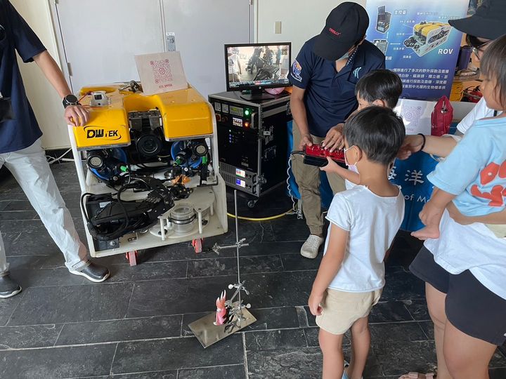 ▲透過與 VR 水下環景、ROV 等科技的結合，將複雜議題轉化為易於理解的互動學習。　圖：國立海洋生物博物館／提供