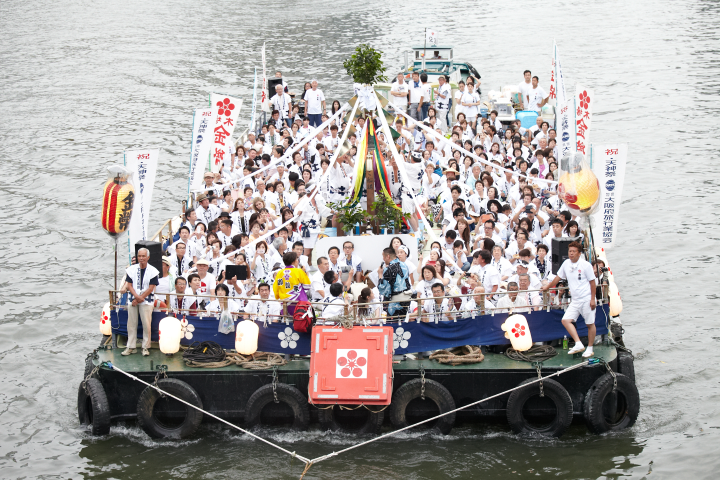 ▲陸渡御結束後神轎將會搭上小船進行「船渡御」。　圖：©Osaka Convention & Tourism Bureau／提供