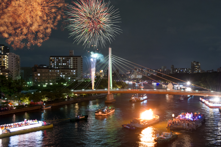 ▲夜晚的煙火大會在河堤邊伴隨船渡御一同共襄盛舉。　圖：©Osaka Convention & Tourism Bureau／提供