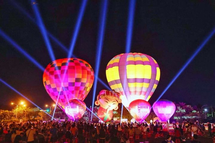 回顧「2024濱海韶光季」熱氣球光雕秀。　圖：台南市政府觀光旅遊局／提供