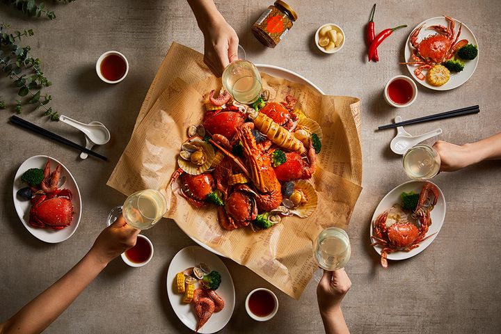 ▲使用福容美食通用券三張，可兌換一桶「澎嶼宴」海鮮桶，加贈6瓶啤酒或福容紅酒乙瓶。　圖：福容大飯店／提供