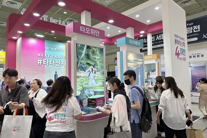 ▲展區打造主題沉浸式照片牆搭配賓果遊戲，吸引大量韓國旅客參與互動。　圖：桃園市政府觀光旅遊局／提供