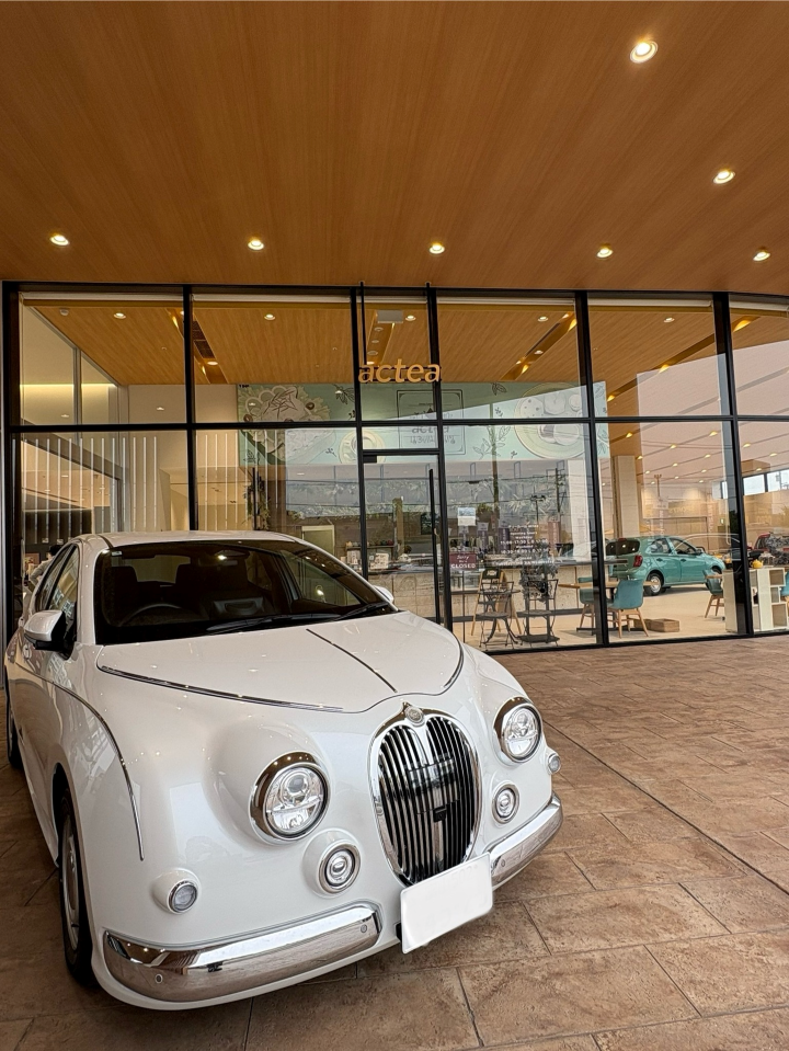 ▲位於富山市的 MITSUOKA grand store 展示多台光岡自動車經典車款。　圖：（公社）とやま観光推進機構／提供