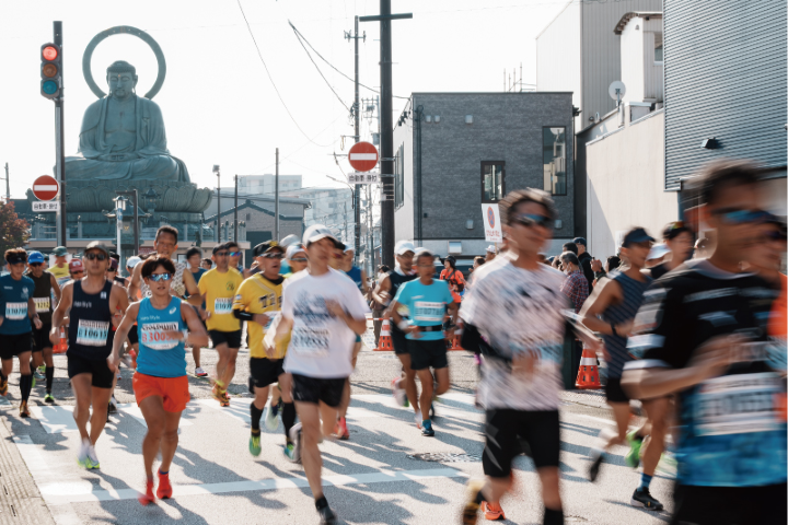 ▲富山馬拉松的路線會穿過高岡大佛。　圖：株式会社ゴールドウイン／提供