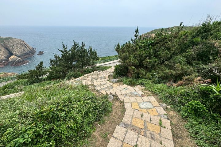 ▲東莒島東洋山步道，能近距離眺望東莒島燈塔的典雅身影。　圖：馬祖國家風景區管理處／提供