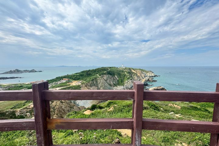 東莒島東洋山步道，能近距離眺望東莒島燈塔的典雅身影。　圖：馬祖國家風景區管理處／提供