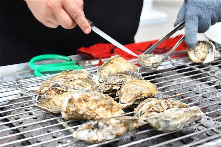 烤鮮蚵是王功特色美食，不可錯過。　圖：彰化縣政府／提供 