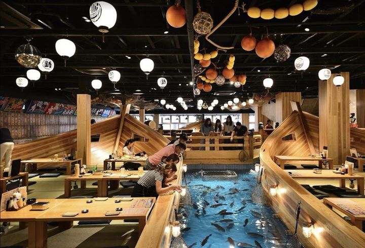 ▲趣味十足的海釣體驗餐廳「Jumbo 釣船 つり吉 Tsurikichi 難波店」。　圖：KKday／提供