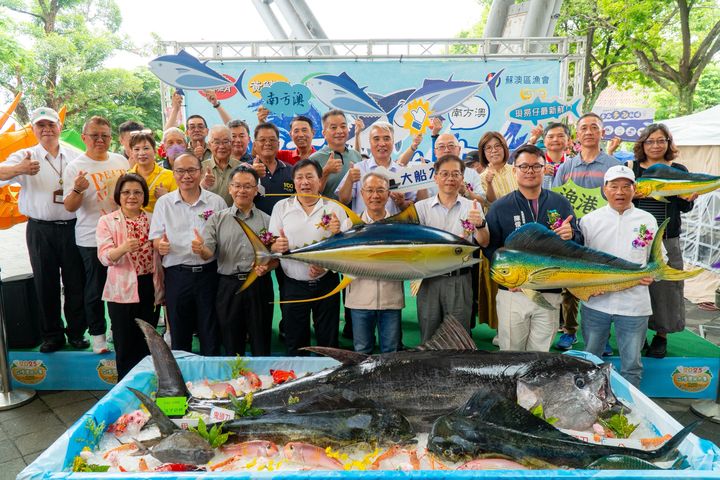 ▲舉辦黑鮪魚、黃鰭鮪及鬼頭刀等多元漁產品行銷活動大合照。　圖：宜蘭縣政府／提供