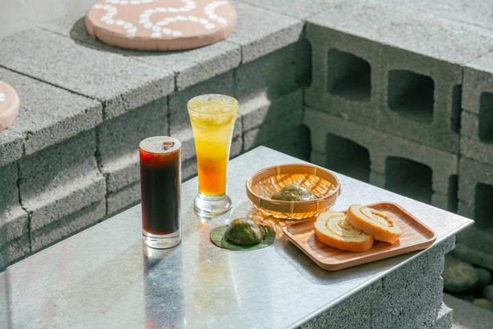 《朝陽小舖》獨有漁港下午茶組合魚鬆艾粄、魚鬆蛋糕，百搭時令季節氣泡飲及「浪速18」咖啡。　圖：朝陽社區／提供