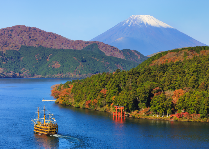 ▲箱根海盜船是蘆之湖的經典行程，可以看見水上鳥居和富士山。　圖：© Odakyu Electric Railway Co., Ltd.& Odakyu Hakone Co.,Ltd.／提供