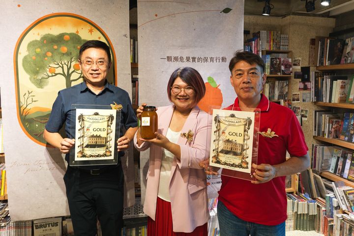 ▲林華慶署長(左)、根誌優長老(右)與柯亞(中)攜手展示南庄橙金獎榮耀，寫下從山林到國際的風味旅程－From roots to glory!。　圖：林業及自然保育署／提供