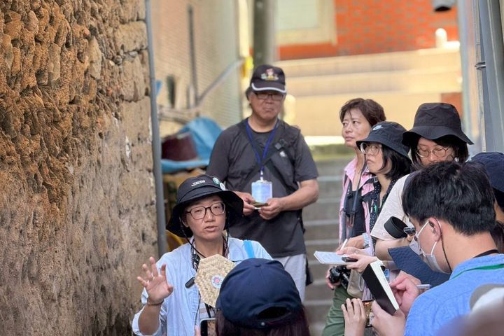 ▲曙旅文化工作室吳函恩分享龍門聚落特有的砂礔厝。　圖：東北角及宜蘭海岸國家風景區管理處／提供