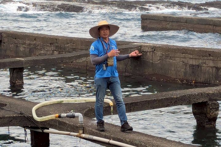 ▲「鮮物本舖」青農李勝興展示九孔養殖方法。　圖：東北角及宜蘭海岸國家風景區管理處／提供