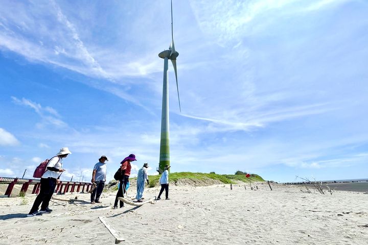 ▲藝術家前往大安海灘取材漂流木進行藝術創作。　圖：臺中市政府觀光旅遊局／提供