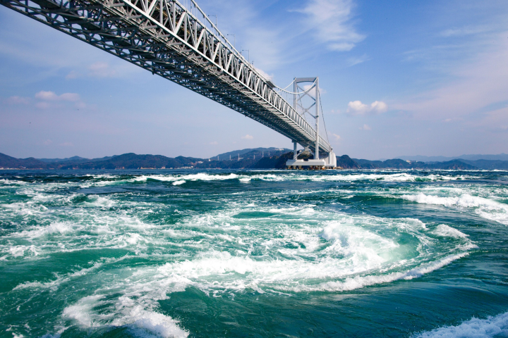 ▲德島的大鳴門橋下可以看見著名的漩渦。　圖：shutterstock／來源