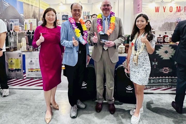 美國在台協會處長谷立言與美國在台協會農業貿易辦事處總監姚望造訪關島攤位。　圖：關島觀光局／提供 