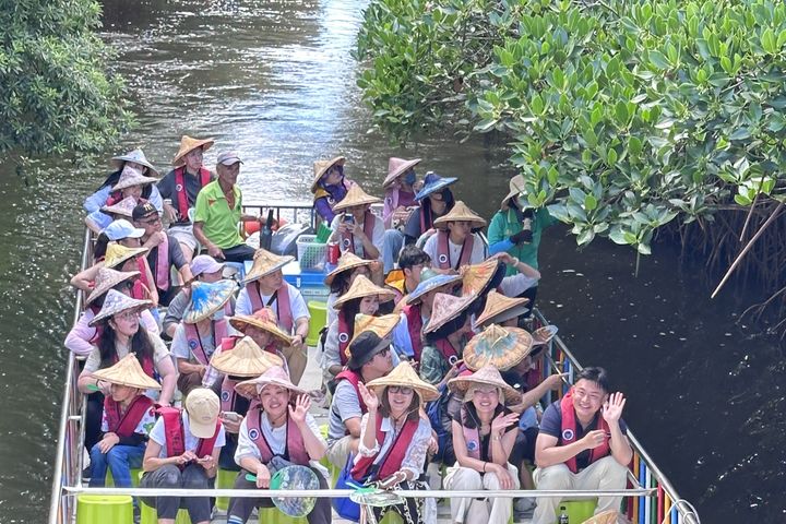 ▲踩線團搭乘竹筏悠遊臺南四草綠色隧道，近距離欣賞紅樹林生態之美，感受台灣在地自然與文化觀光的獨特魅力。　圖：臺灣港務股份有限公司／提供