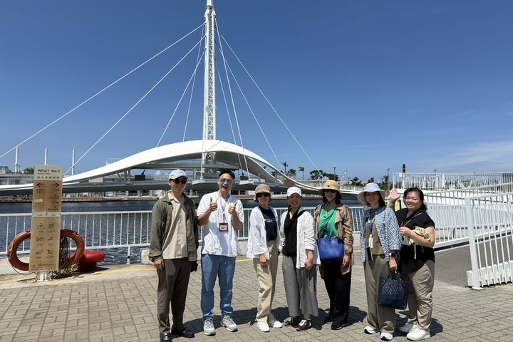 ▲踩線團造訪高雄港，參觀亞洲首座水平旋轉橋─大港橋，實地感受港區觀光與都市景觀融合的魅力。　圖：臺灣港務股份有限公司／提供