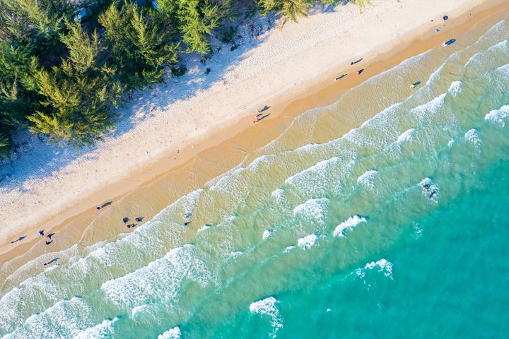 ▲羅永府有湛藍海水與美麗沙灘，讓人流連忘返。　圖：shutterstock／來源