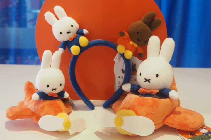 配合園區開幕新推出的「Miffy & Melanie 娃娃髮箍」、「飛機 Miffy 玩偶」。　記者-何昕穎／攝影