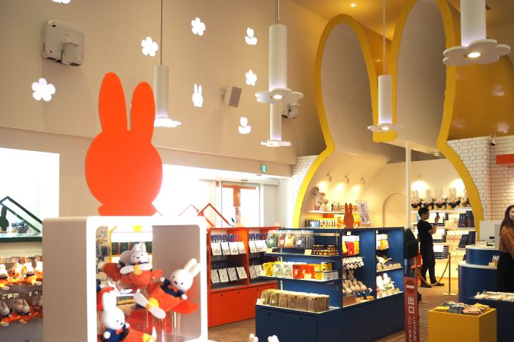 「My Miffy 精品店」和「跳跳兔禮物館」彙集各種風格 Miffy 商品。　記者-何昕穎／攝影