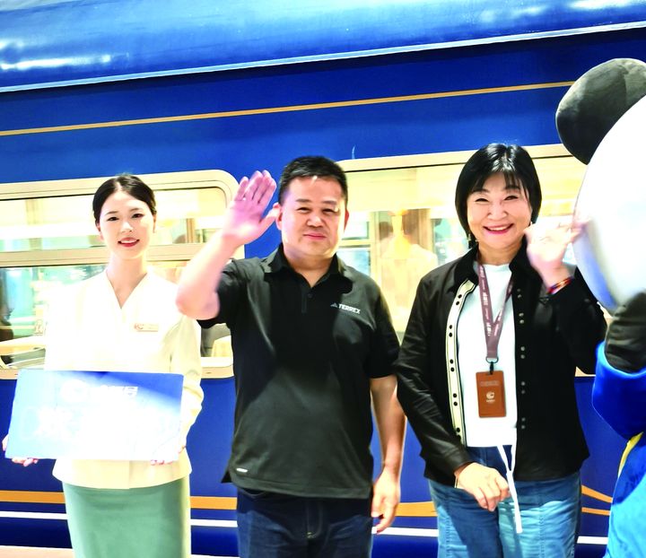 ▲台灣中國旅行社總經理林維詩（右1）與華運文旅集團董事長錢日文（右2）攜手合作，以誠信創新，引領奢旅新格局，提供高端火車旅遊市場最優質的產品與服務。　記者-歐彥君／攝