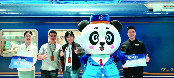 ▲（左2起）華運文旅集團副總經理譚云堂、台灣中國旅行社總經理林維詩。　記者-歐彥君／攝