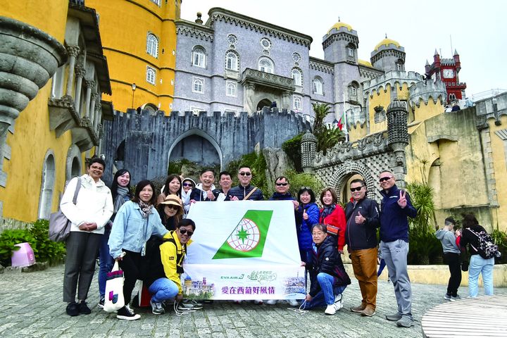 長榮航空「魅力歐洲 PAK」 南歐考察團於葡萄牙佩納宮合影。　記者-歐彥君／攝