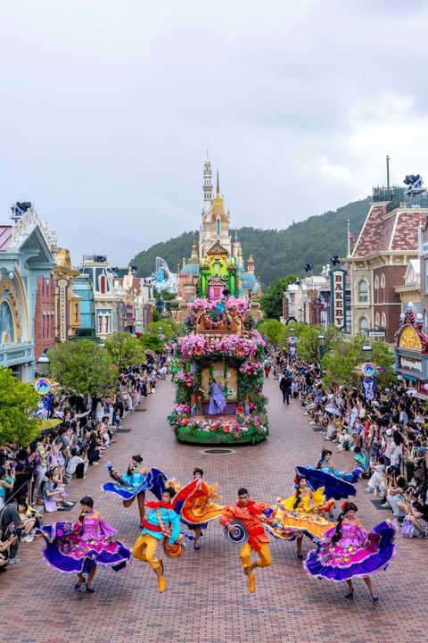 ▲香港迪士尼開幕以來最盛大的巡遊表演「迪士尼好友巡遊派對」讓派對持續升溫。　圖：香港迪士尼樂園度假區／提供