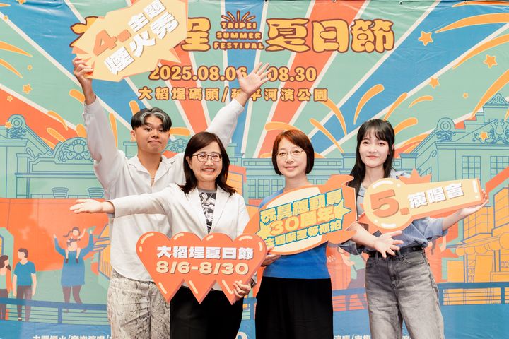 ▲臺北市副市長林奕華（左2）、臺北市政府觀光傳播局副局長蕭君杰（右2），與表演卡司之一「公館青少年」。　圖：臺北市政府觀光傳播局／提供
