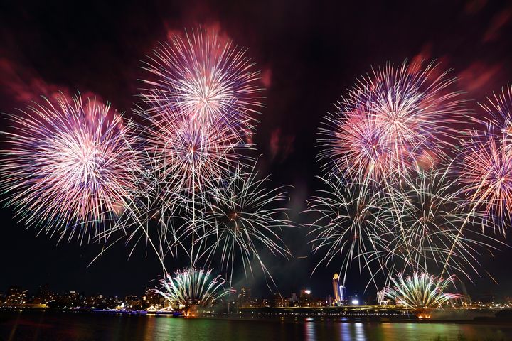 「2025大稻埕夏日節」活動期間，每週三晚上8時在大稻埕碼頭施放300秒主題煙火秀。　圖：shutterstock／來源